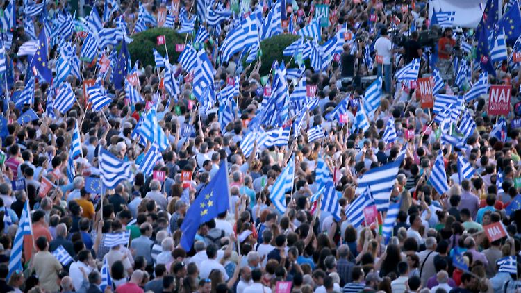 Das sind die "Ja"-Sager. Sie haben Angst davor, dass Griechenland die EU verlassen und völlig verarmen könnte.