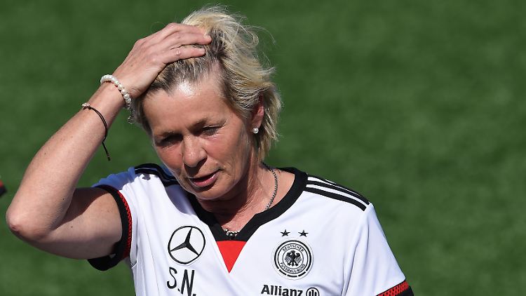 Die Kritik an Frauen-Bundestrainerin Neid wird lauter. Der DFB stärkt ihr aber den Rücken.