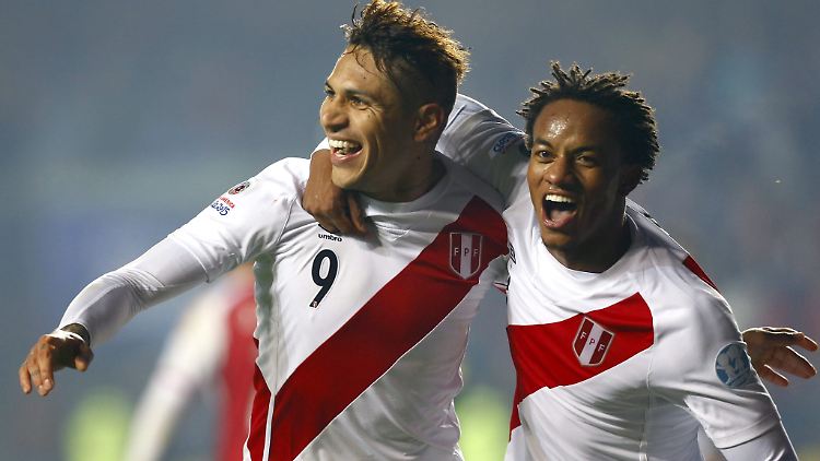 Guerrero und Carrillo feiern das entscheidende Tor: Peru ist erneut Dritter der Copa.