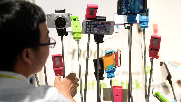 Die Fotostange ist zwar praktisch für Weitwinkelaufnahmen, aber in der Achterbahn aus Sicherheitsgründen nun verboten.