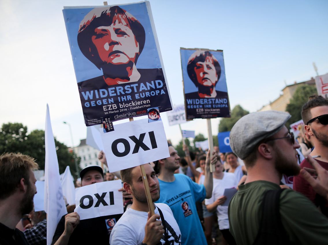 Mehrere hundert Menschen demonstrieren derweil auf Berlins Straßen.