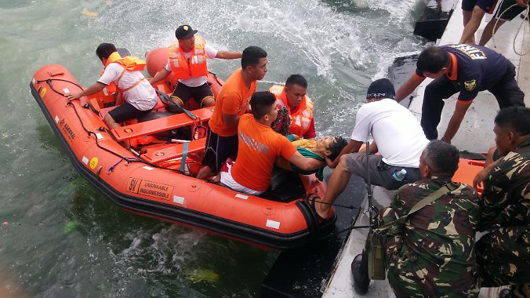 Die Küstenwache rettet 140 Menschen von der "M/B Kim Nirvana" - die Fähre war am Donnerstag bei hohem Wellengang 200 Meter vor dem Hafen von Ormoc in den Zentralphilippinen gekentert.