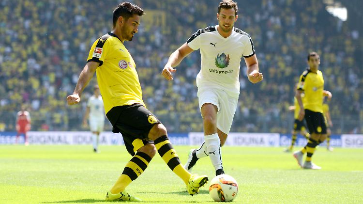 Bei der Saisoneröffnung pfeifen Fans den Dortmunder Ilkay Gündogan aus - sein Verbleiben in Dortmund war lange unklar geblieben.