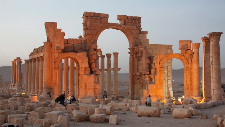 Die Massenexekution in der antiken Oasenstadt Palmyra soll sich syrischen Menschenrechtsorganisationen zufolge bereits im Mai ereignet haben.