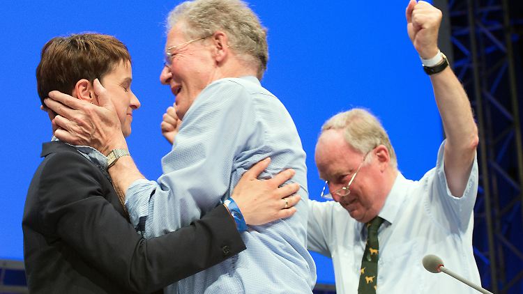 Die neue AfD-Vorsitzende Frauke Petry wird von Konrad Adam (Mitte) und Alexander Gauland (r.) bejubelt.