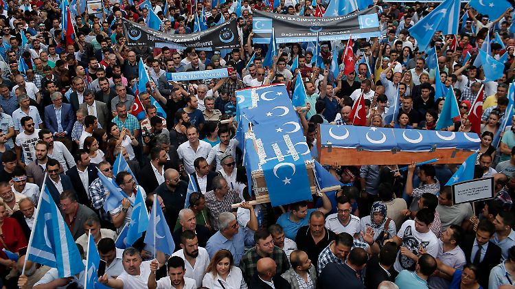 In Istanbul lebende Uiguren und ihre Unterstützer tragen Särge, um der in China getöteten Uiguren zu gedenken.