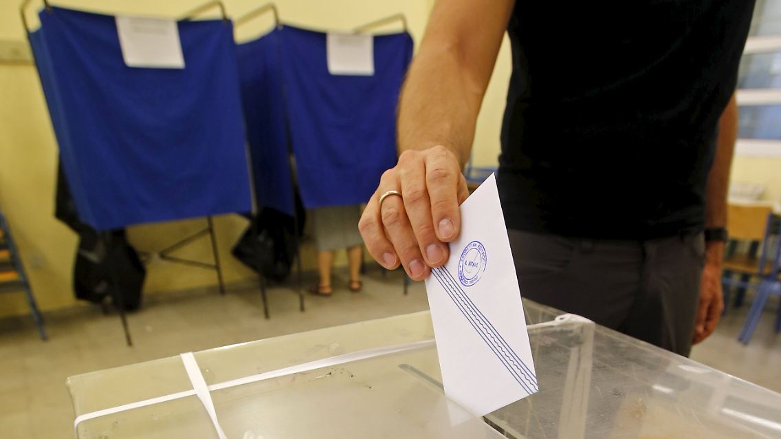 2015-07-05T060715Z_877334417_GF10000148986_RTRMADP_3_EUROZONE-GREECE.JPG17722111650085383.jpg