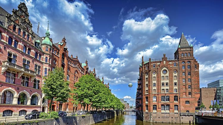 Die Speicherstadt besteht aus 15 Backsteinbauten in neogotischer Architektur.