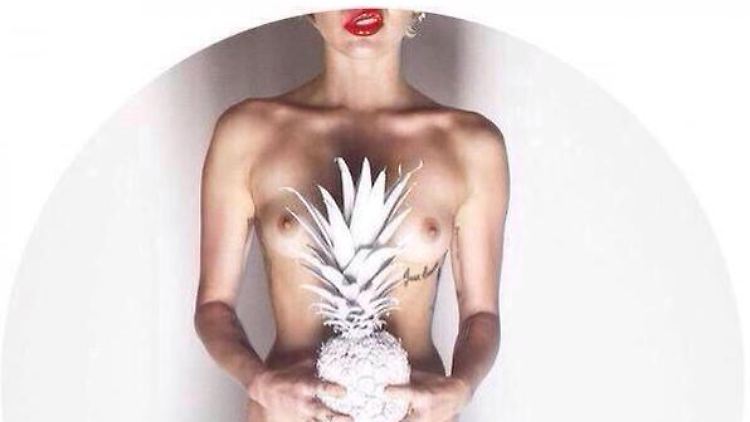 Miley Cyrus in der neuen Kampagne eines französischen Designers.