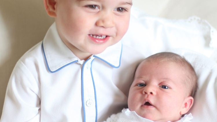 Kurz vor der Taufe liegt Prinzessin Charlotte im Arm des großen Bruders.