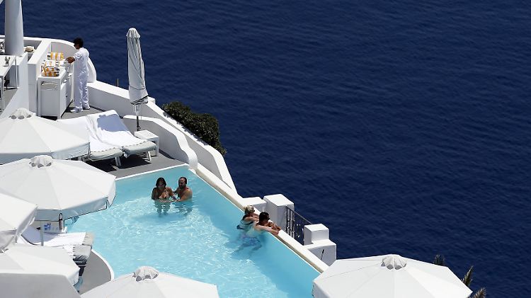 Im Pool auf Santorini: Von der Krise bekommt man hier nicht viel mit.
