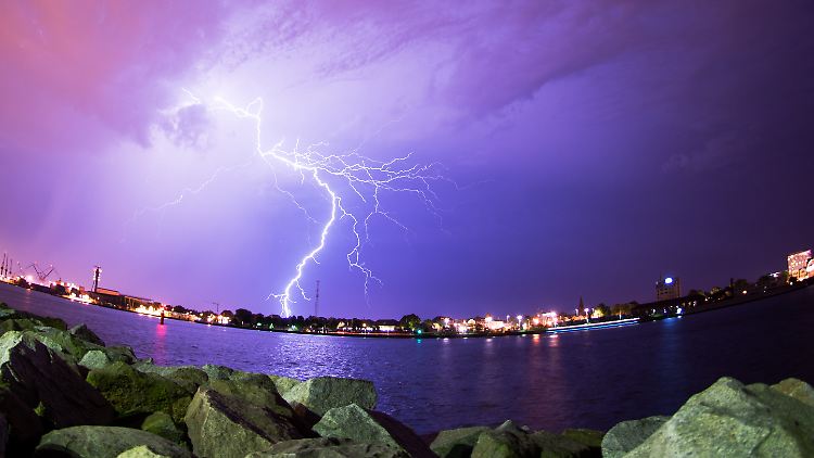 Blitze über dem Hafen von Rostock