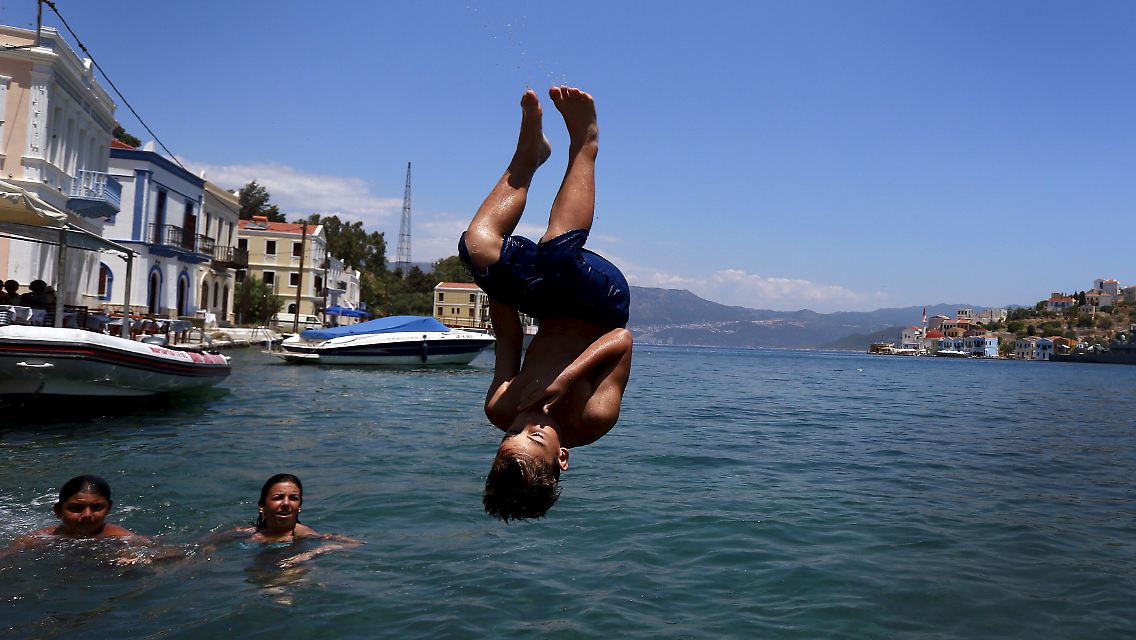 So kann man den "Schicksalstag" Griechenlands auch verbringen: Kinder auf der Insel Kastellorizo.