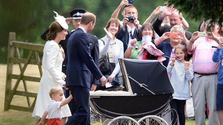 Vor der Taufe wurde die junge Familie mit Prinz George von royalen Fans begrüßt.