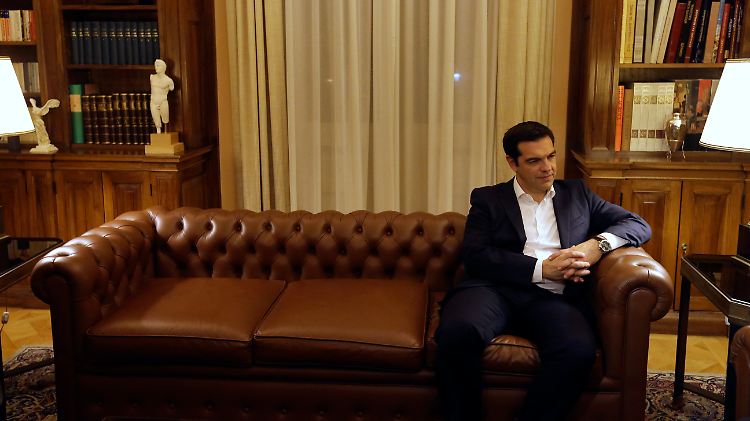 Tsipras am Abend danach: Trotz der Entrüstung der Europäer über sein Verhalten bekommt er seinen Willen: Der nächst Gipfel ist für Dienstag angesetzt. 