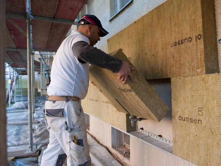 Soll die Fassade einen neuen Anstrich bekommen oder die Fenster ausgetauscht werden, dämmt man aus Kostengründen am besten gleich die Außenwände mit.