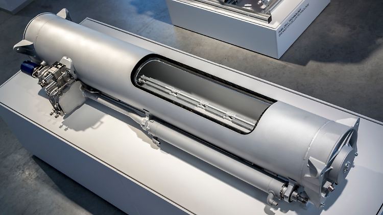 Der Tunneltank ist über zwei Meter lang und kann so viel gekühltes Wasserstoff-Gas bunkern, dass künftige Modelle mit Brennstoffzelle gut 500 Kilometer weit kommen.