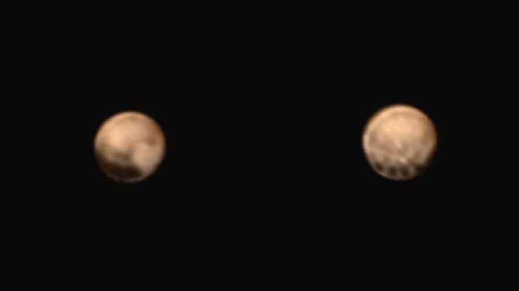 Die Kamera von "New Horizons" nahm entlang des Pluto-Äquators - in dieser Fotomontage von zwei Seiten zu sehen - eine Reihe mysteriöser dunkler Flecken auf.