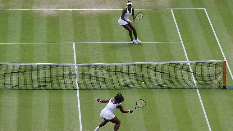 Serena Williams (unten) hat ihre Schwester mal wieder vom Platz gefegt.