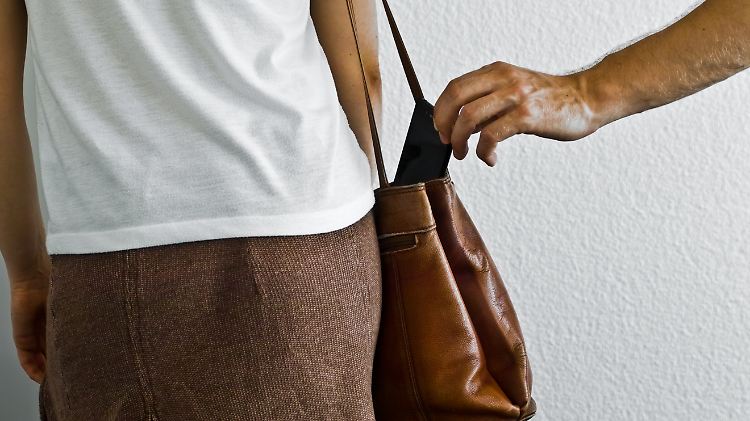 Für Langfinger lohnt sich der Smartphone-Diebstahl bei immer mehr Geräten nicht mehr.