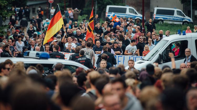 Wegen der neuen Erstaufnahmeeinrichtung in Freital gingen etliche Leute auf die Straße.