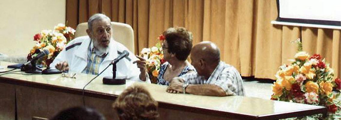 Vier Stunden zum Thema Käse: Ein von Kubas Staatsmedien verbreitetes Foto vom vergangenen Freitag. Es soll Fidel Castro in einem Institut für Lebensmittelforschung zeigen.