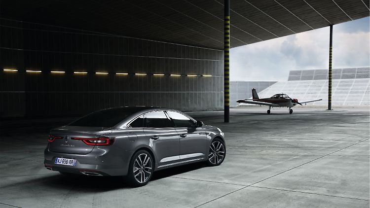 Eine coupéhafte Linie und eine prägnante Lichtgrafik zeichnen den Renault Talisman aus.