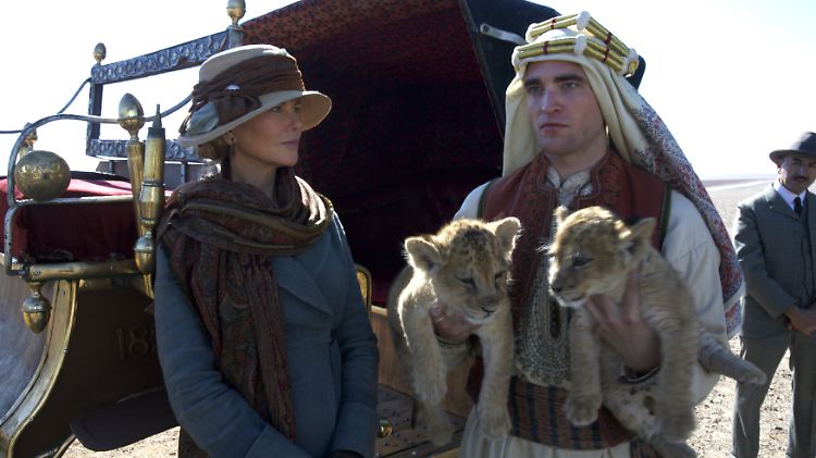 Gertrude Bell (Nicole Kidman) und T.E. Lawrence (Robert Pattinson) beim offiziellen Fototermin der britischen Delegierten in Kairo.