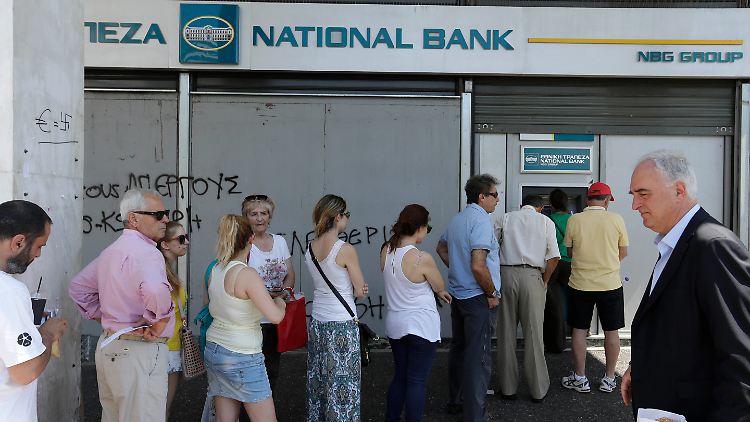Aus Angst vor einem Bankrun hatte die Regierung im Sommer die Banken zeitweise geschlossen und Abhebungen begrenzt.