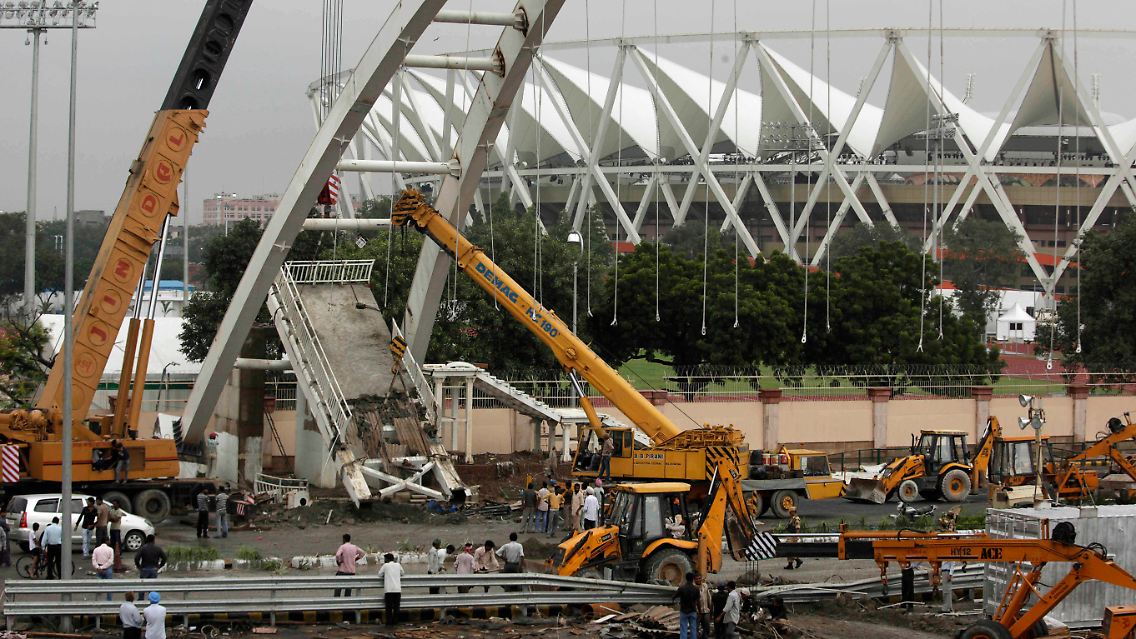 Bisher nicht vielversprechend: Eingestürzte Fußgängerbrücke vor dem Jawaharlal-Nehru-Stadion, ...