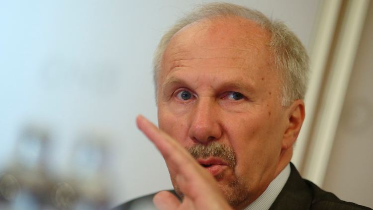 Österreichs Notenbankchef Ewald Nowotny will die EZB-Nothilfen für Griechenlands Banken am 20. Juli einstellen.