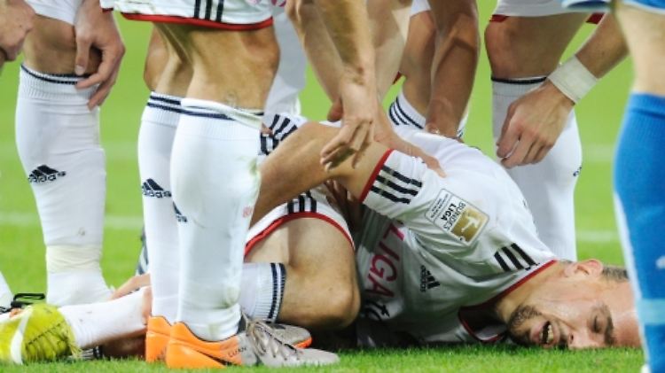 Sorgen um den Superstar: Kurz nach dem Ausgleichsjubel merken die Bayernspieler, dass Ribery verletzt ist.