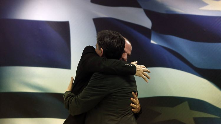 Yanis Varoufakis umarmt seinen Nachfolger Euklid Tsakalotos. Seinen Rücktritt muss er nicht bedauern, findet Wolfram Elsner. 