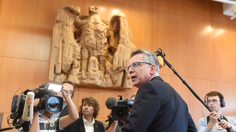 Innenminister Thomas de Maiziere verteidigt das BKA-Gesetz in Karlsruhe.