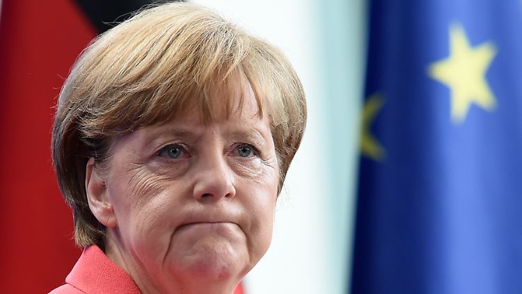 Angela Merkel hat sich in der Schuldenkrise in die größte Klemme ihrer Kanzlerschaft manövriert.
