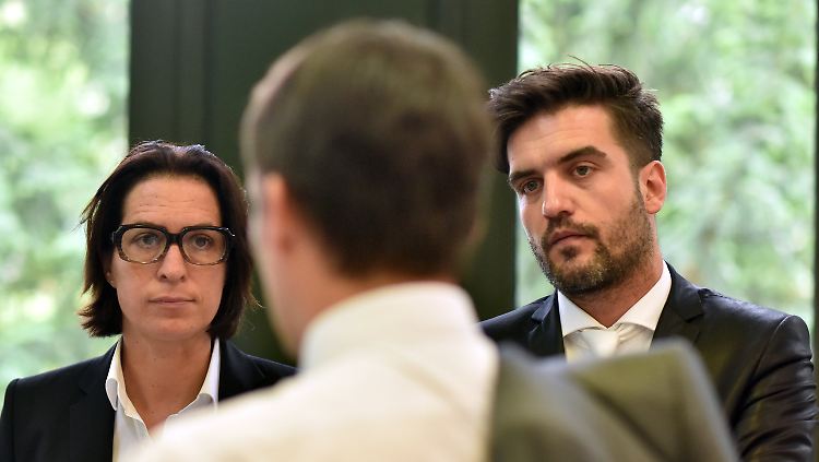 Christiane Serini legt die schwarze Robe ab.