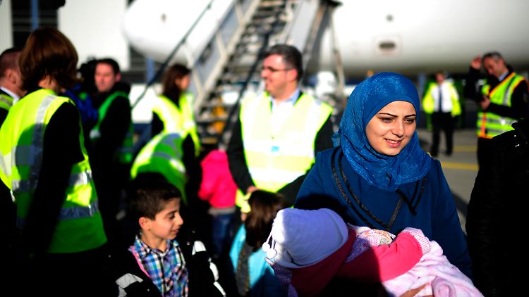 120.000 sind schon in Deutschland angekommen, wie diese syrische Familie auf dem Flughafen Hannover. Zehntausende hoffen noch auf Aufnahme in Deutschland. 