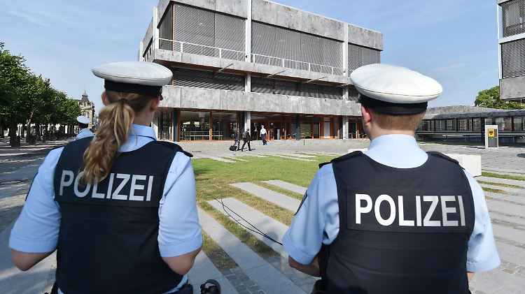 Gut bewacht: Das Bundesverfassungsgericht in Karlsruhe muss über die Regeln für das BKA entscheiden. 