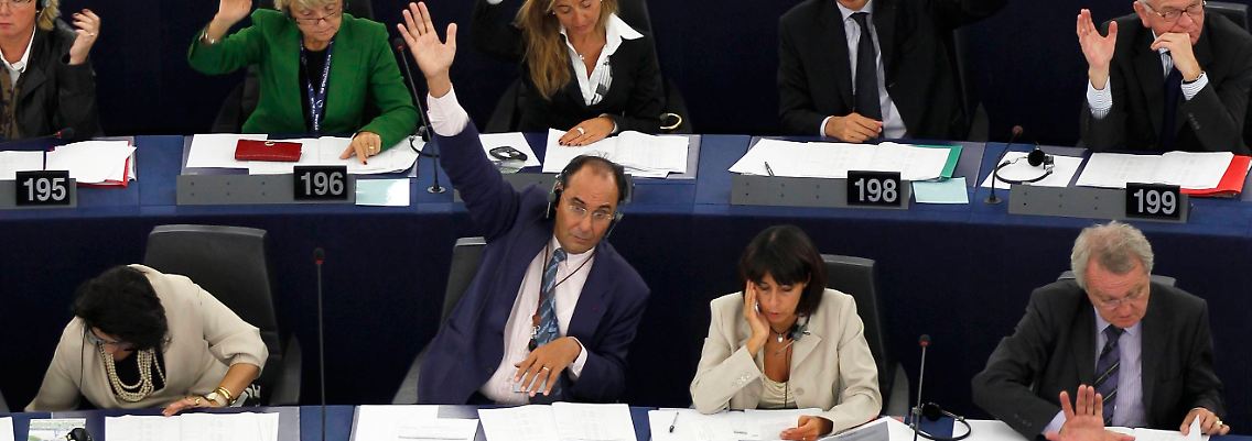Da gehen die Hände hoch: Die Abstimmung im Plenarsaal des EU-Parlaments.