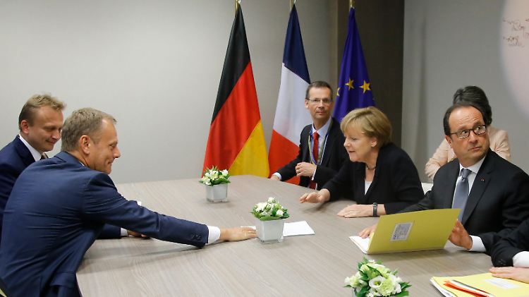Donald Tusk (zweiter von re.) spricht mit Angela Merkel beim EU-Sondergipfel.