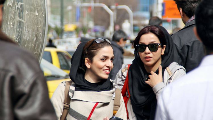 Junge Iranerinnen beim Shopping. Deutsche Produkte sind im Iran extrem beliebt.