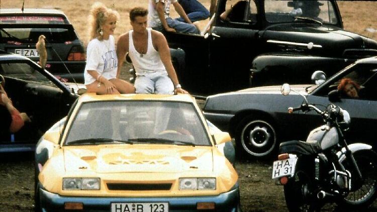 Bertie (Til Schweiger) und Uschi (Tina Ruland) wollen im Opel wieder Gas geben.