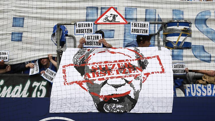 Im Schalker Fanblock wird bei Heimspielen regelmäßig ein Banner mit dem Kopf des ungeliebten Einsatzleiters Klaus Sitzer gezeigt.