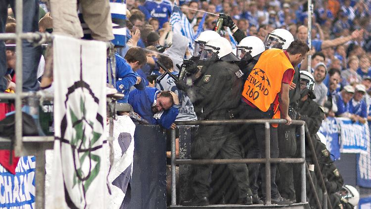 Auf Schalke eskalierte die Gewalt zwischen Polizei und Fans. Grund war ein Banner, das die gegnerischen Fans offenbar so provozierte, dass sie den Platz stürmen wollten. Klaus Sitzer, der den Polizeieinsatz anordnete, ist seitdem Reizfigur bei den Fans.
