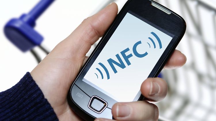 Knapp jeder Dritte kann sich vorstellen, Einkäufe künftig per Smartphone zu bezahlen, ergab eine Umfrage des Bitkom.