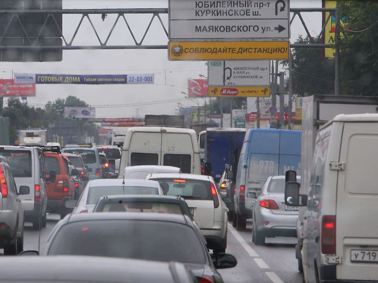 Alltäglicher Stau in Moskau. Aber es werden deutlich weniger neue Fahrzeuge verkauft.