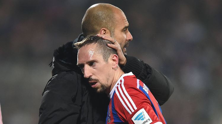 Auf solche Szenen muss Bayern Trainer Pep Guardiola noch ein bisschen warten. Der Franzose Franck Ribery ist verletzt. Wie lange? Das ist völlig unklar.
