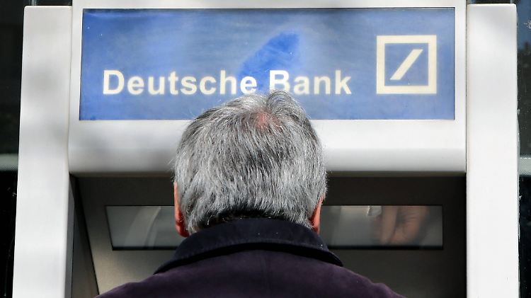 Früher rechneten die Banken die Gebühren untereinander ab. Heute wird direkt der Kunde zur Kasse gebeten.
