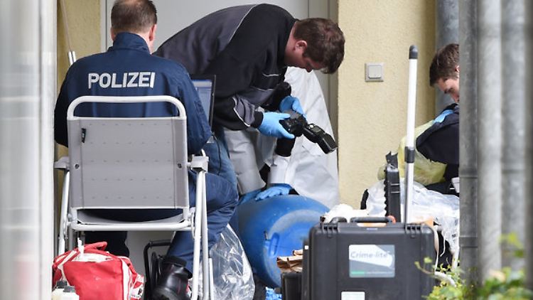 In der Wohnung fanden die Ermittler unter anderem eine mit Nageln gefüllte Rohrbombe.