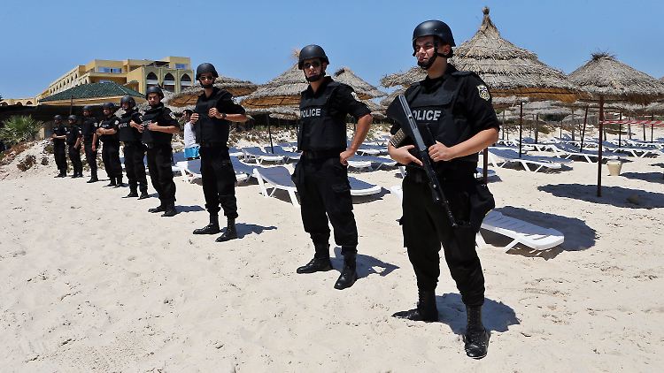 Tunesische Soldaten bewachen den Anschlagsort am Strand von Sousse.